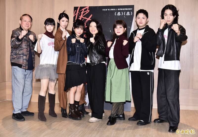 電影《恨女的逆襲》首映會；監製何平（左起）、黃惟、李千娜、林怡婷、導演李宜珊、王彩樺、曾皓澤、田翔元。（記者陳奕全攝）