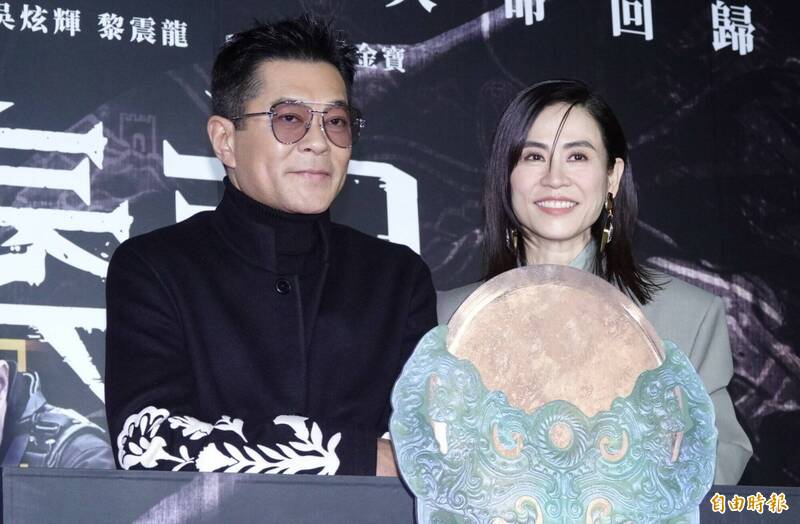 古天樂（左）與女主角宣萱（右）來台宣傳電影《尋秦記》。（記者潘少棠攝）