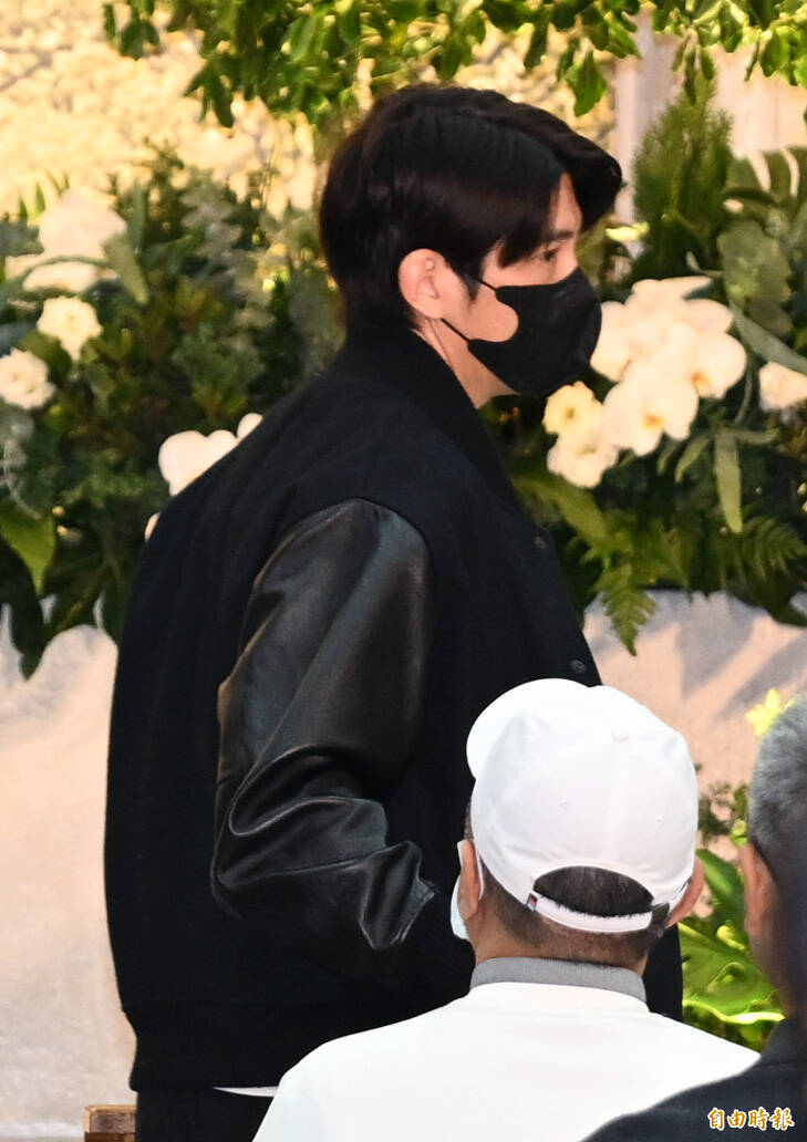修杰楷今身穿黑色外套、戴口罩低調現身追思會。（記者胡舜翔攝）