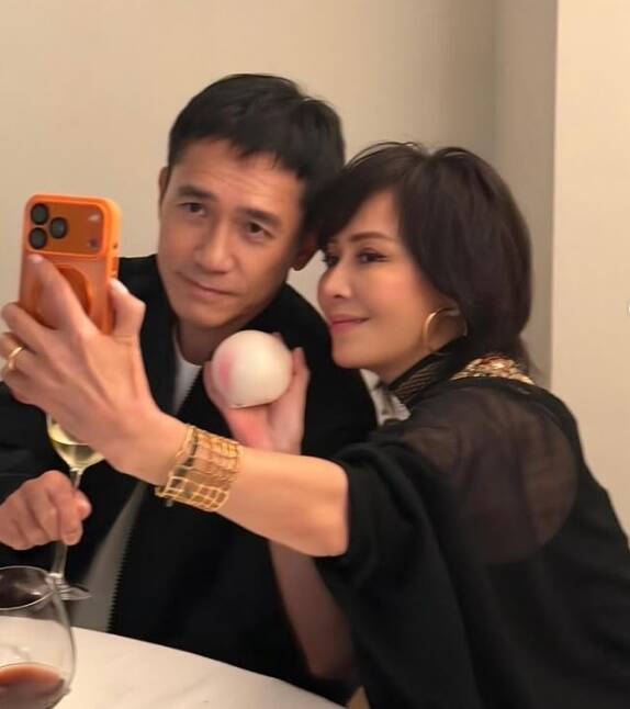 性格內向的梁朝偉，和外放的劉嘉玲形成強烈對比，2人生活上卻過得很開心。（翻攝自劉嘉玲IG）