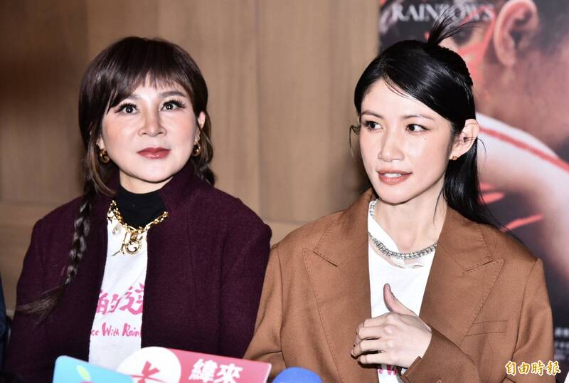 《恨女的逆襲》中王彩樺（左）和李千娜（右）分別飾演游安順「正宮」和「小三」。（記者陳奕全攝）