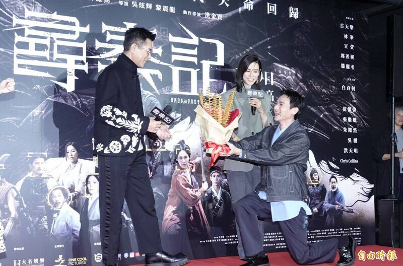 驚喜嘉賓劉冠廷（右）捧著「旋轉馬鈴薯花束」現身祝賀。（記者潘少棠攝）