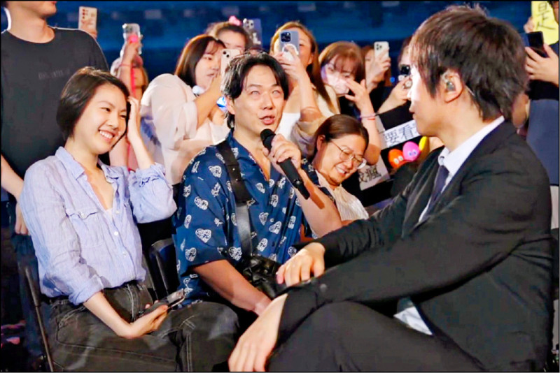 蕭煌奇（左二）去年就帶著女友（左）到大巨蛋約會朝聖五月天。（資料照，相信音樂提供）