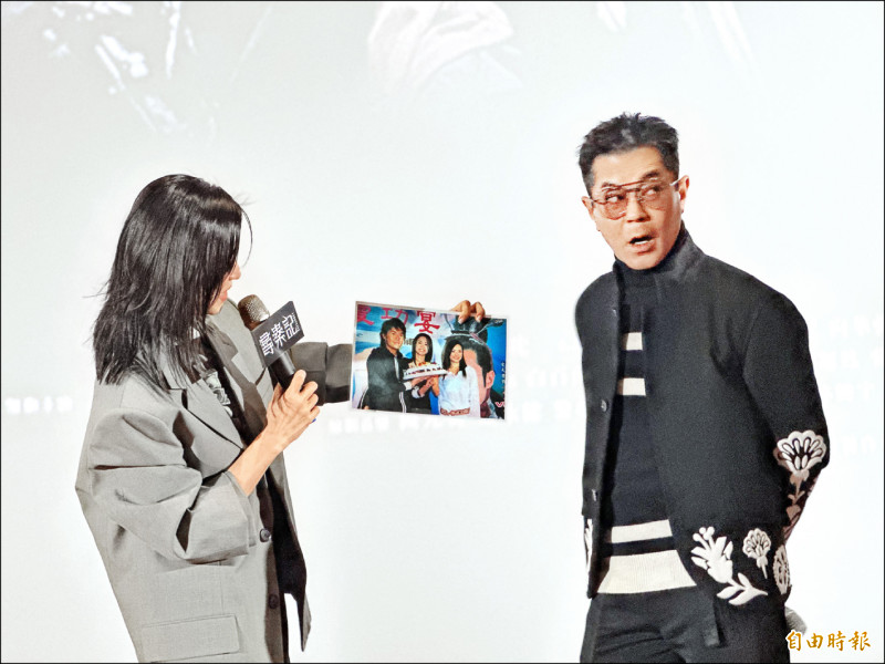 宣萱（左）和古天樂看到當年宣傳港劇《尋秦記》的照片相當驚喜。（記者許世穎攝）