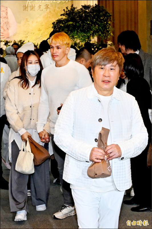 胡瓜（前）與女兒小禎一起出席，陽岱鋼（後排右）也帶著老婆到場。（記者胡舜翔攝）