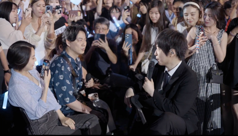 蕭煌奇與阿信互動，另一半拿著手機甜蜜側拍。（相信音樂提供）