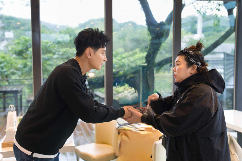 林美秀（右）、陳冠霖相見歡。（東森綜合台提供）