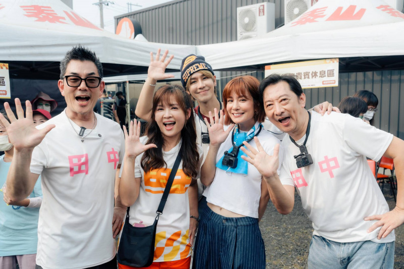 任賢齊（左起）、氣象主播吳淑麗、鼓鼓、莎莎、九孔。（好看娛樂提供）