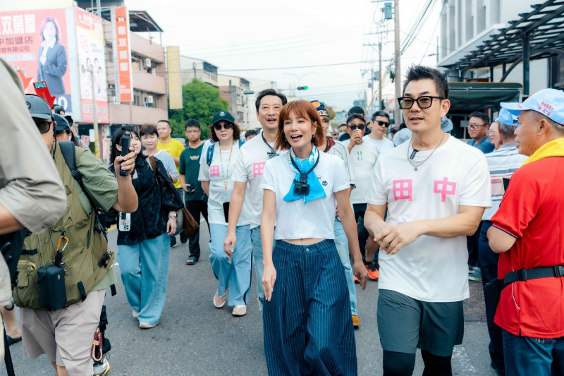 任賢齊（右）驚喜現身，參加萬人空巷迎媽祖盛事。（好看娛樂提供）