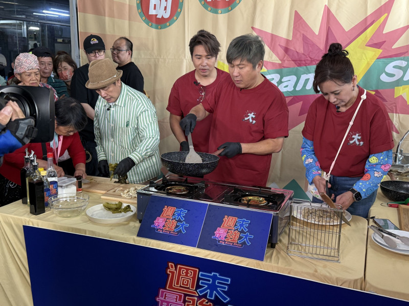 陳亞蘭（右起）、胡瓜、歐漢聲菜市場做菜，黃西田（左）備料手狂抖。（華視提供）