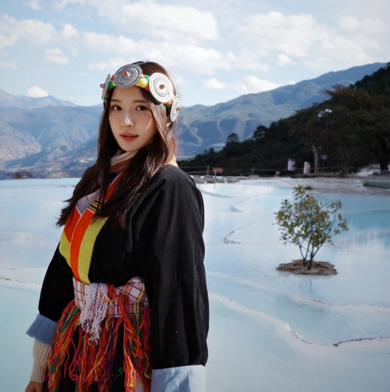 林莎穿著納西族服飾。（中視提供）