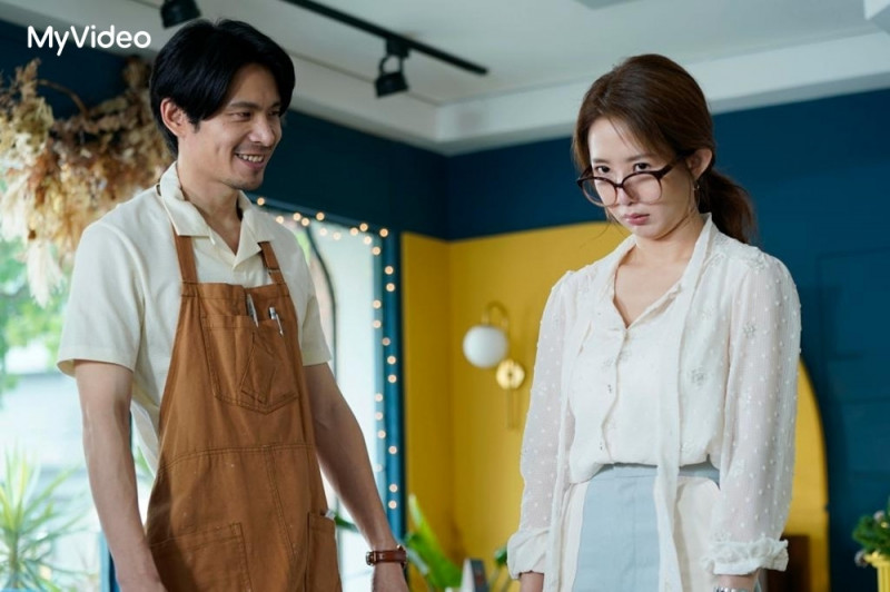 姚淳耀（左）在《何百芮的地獄戀曲》飾演甜點店店長，與郭書瑤（右）展開尋愛之旅。（台灣大哥大MyVideo提供）