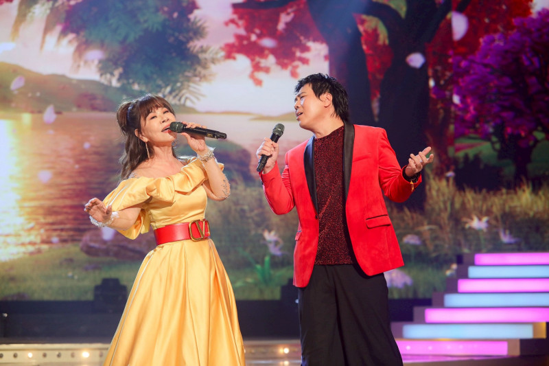 龍千玉（左）、邵大倫合唱。（民視提供）