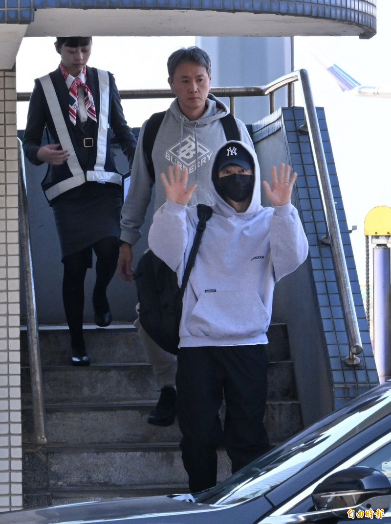 宋仲基親切揮手。（記者劉信德攝）