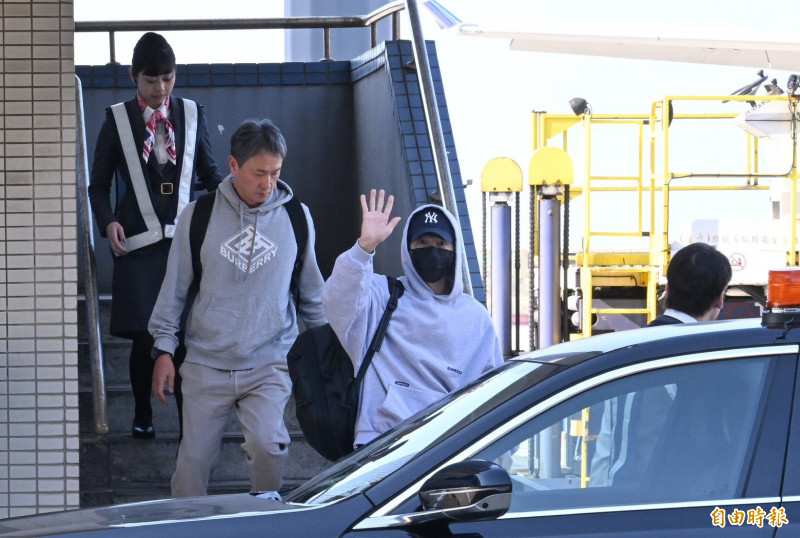 宋仲基上車前又再度揮手一次。（記者劉信德攝）