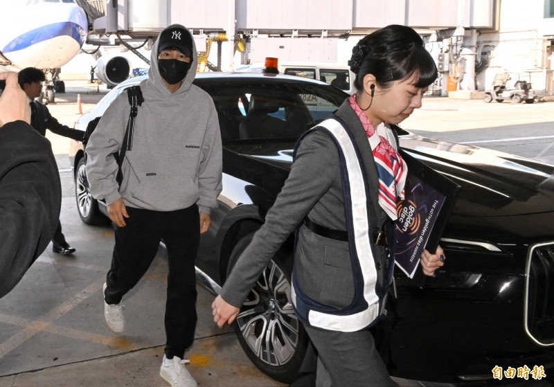 宋仲基下車前先向機場人員點頭致意。（記者劉信德攝）