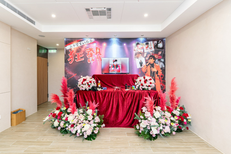 曹西平靈堂擺設相當有他生前的風格。（冬瓜行旅提供）