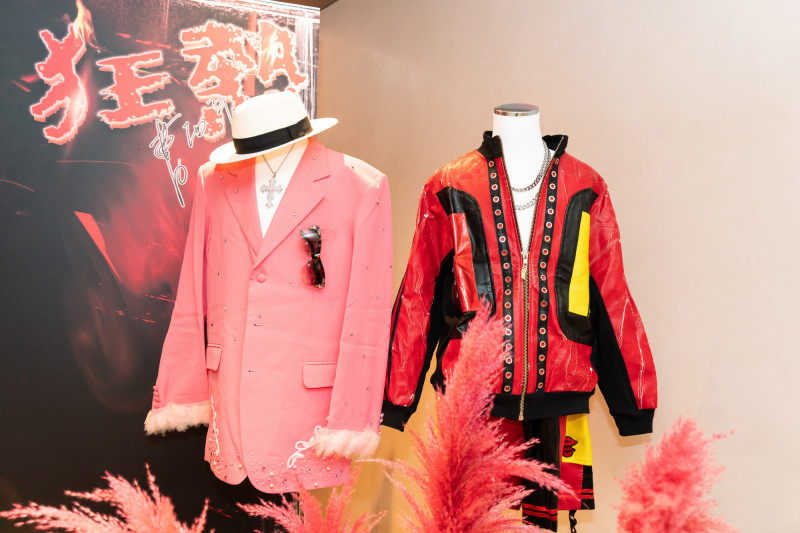 曹西平的打歌服也放在靈堂上。（冬瓜行旅提供）