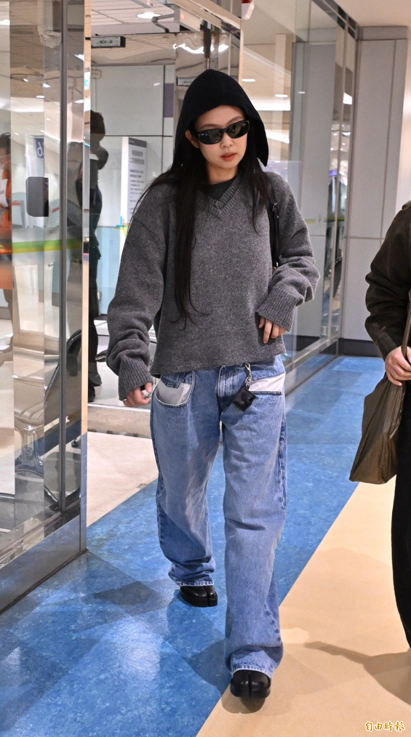 JENNIE一身輕便現身，但仍十分有型。（記者劉信德攝）