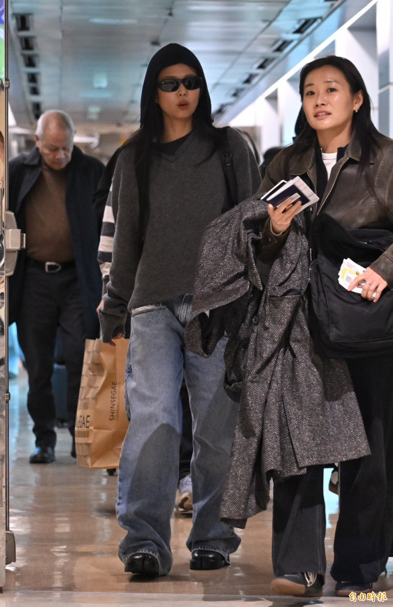 JENNIE與工作人員一同出關。（記者劉信德攝）