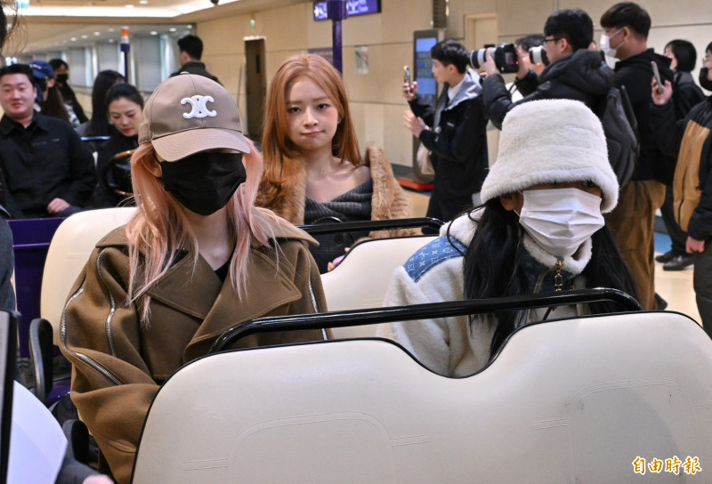 IVE的Rei坐在後排看著鏡頭。（記者劉信德攝）