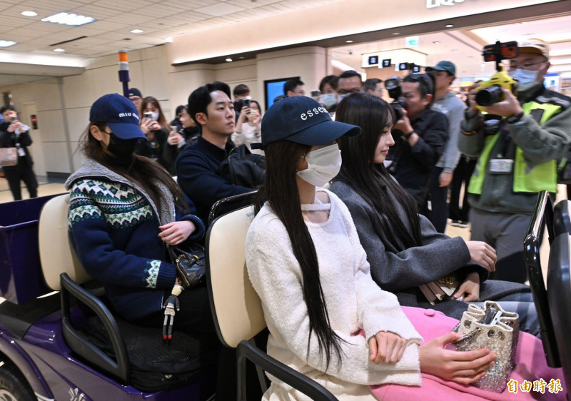 IVE的Liz（前排黑衣）、Leeseo（前排白衣）向媒體鏡頭、粉絲揮揮手。（記者劉信德攝）