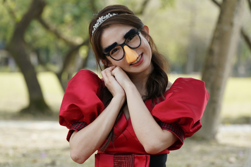 郭書瑤在《何百芮的地獄戀曲》飾演話題網紅「何百芮」。（彼此影業提供）