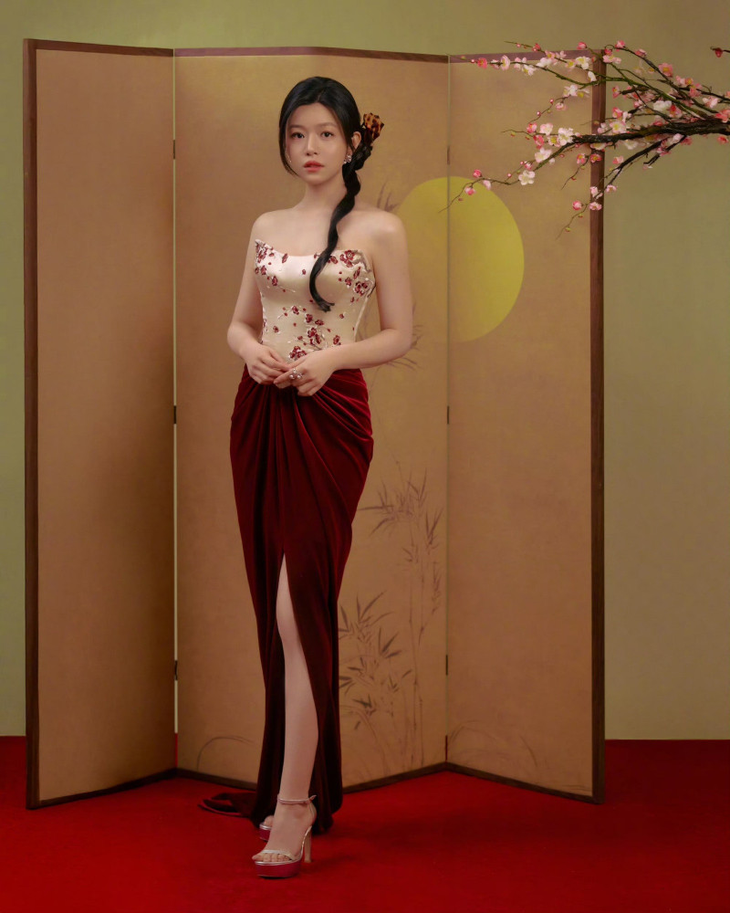 陳妍希身穿一襲高衩旗袍，大方露出白皙美腿。（翻攝自微博）