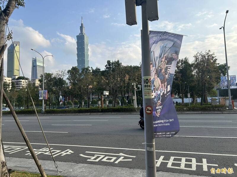 CORTIS的旗幟可以把台北101一起拍進去（記者廖俐惠攝）