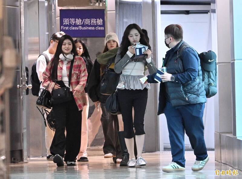 女團FIFTY FIFTY也抵達台灣。（記者劉信德攝）