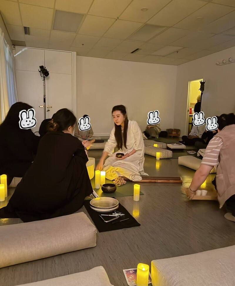 王祖賢（中）與她的禪修室。（翻攝自小紅書）