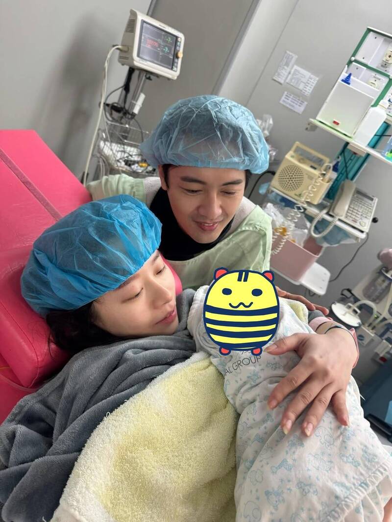 吳政勳（中）在網路曬出一家三口合照。（翻攝自IG）