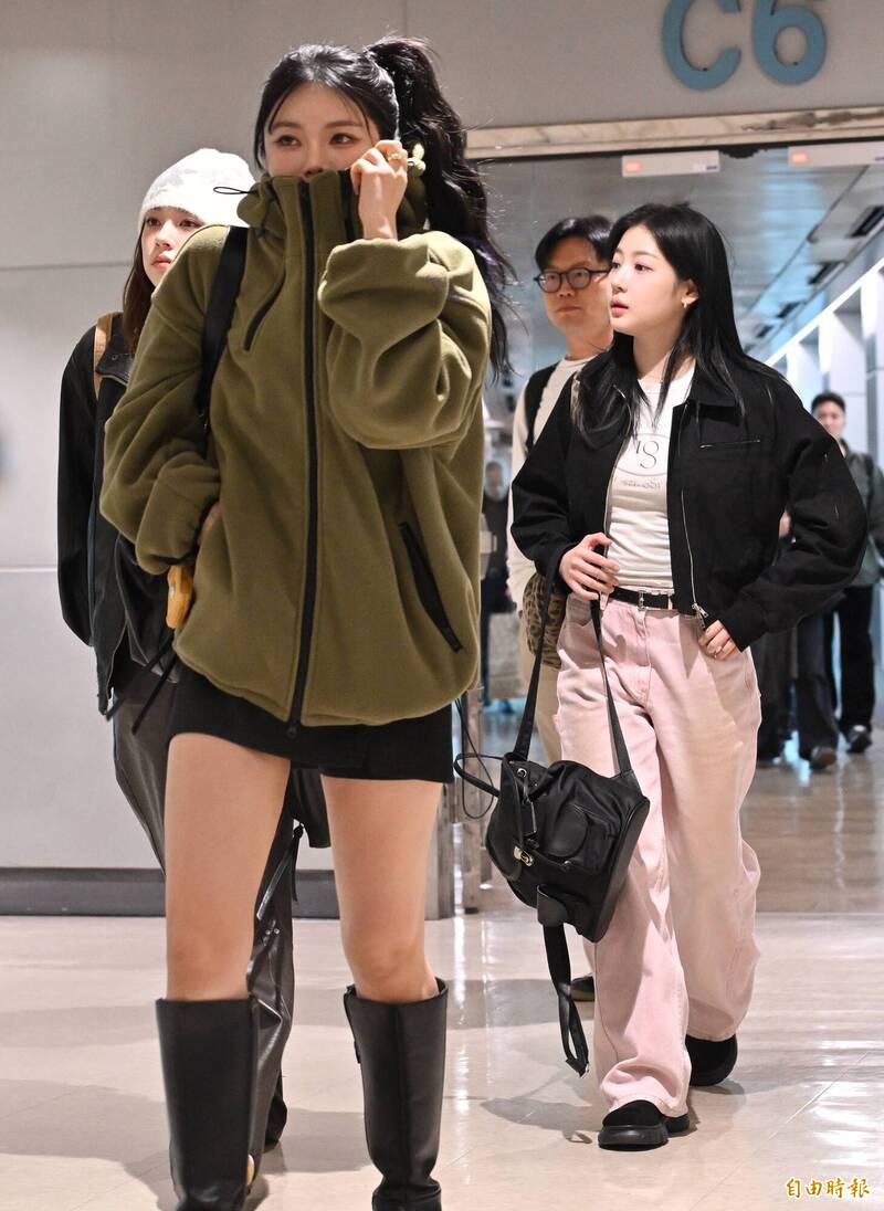 FIFTY FIFTY Keena（前排綠衣）走在前面，後面的則是Chanelle Moon（後排左）與Yewon（後排右）。