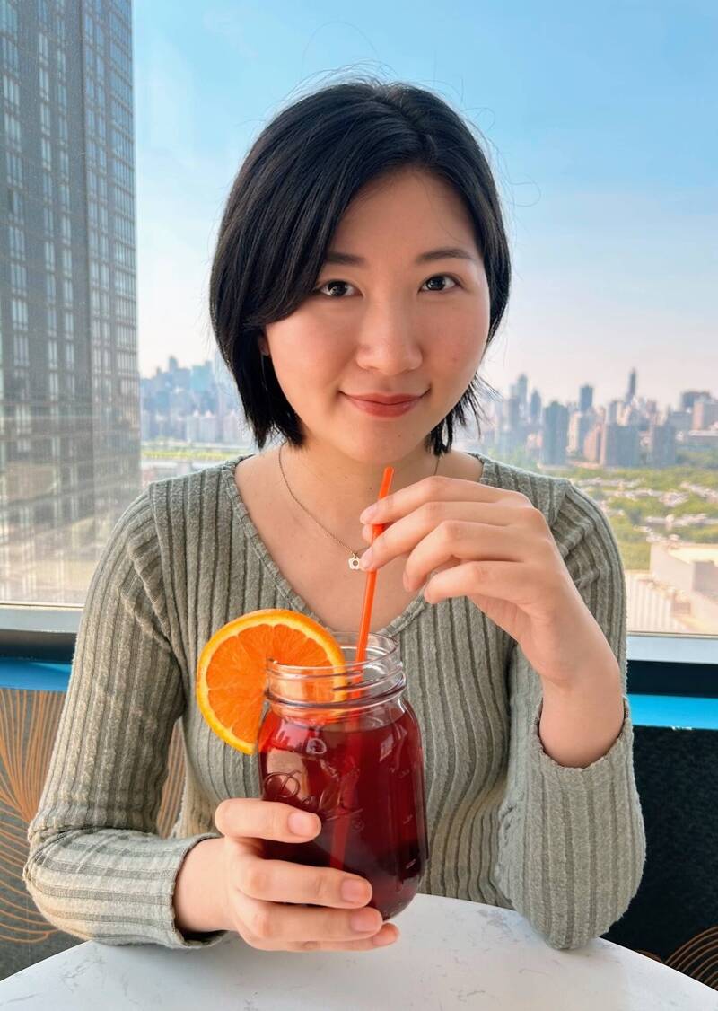 廣告小妹表示，自己支持「代孕行為」，但不希望有人帶著目的尋求代孕。（翻攝自臉書）