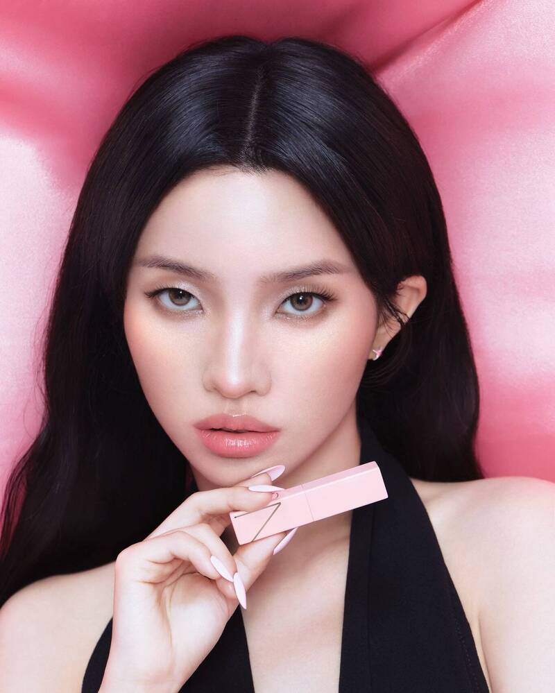 田小娟使用水潤粉嫩的嫩唇膏與堅定眼神形成鮮明對比。（翻攝自IG）