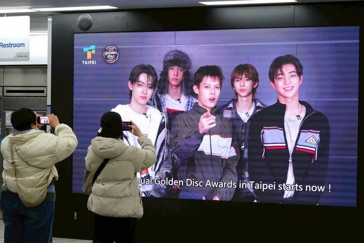 人氣團體CORTIS錄製捷運歡迎播音及台北專屬影片。（台北市觀傳局提供）