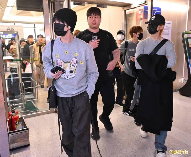 Stray Kids的Lee Know（貓咪衣男）上次來台還坐輪椅，這次已經能正常行走，後方是I.N。（記者劉信德攝）