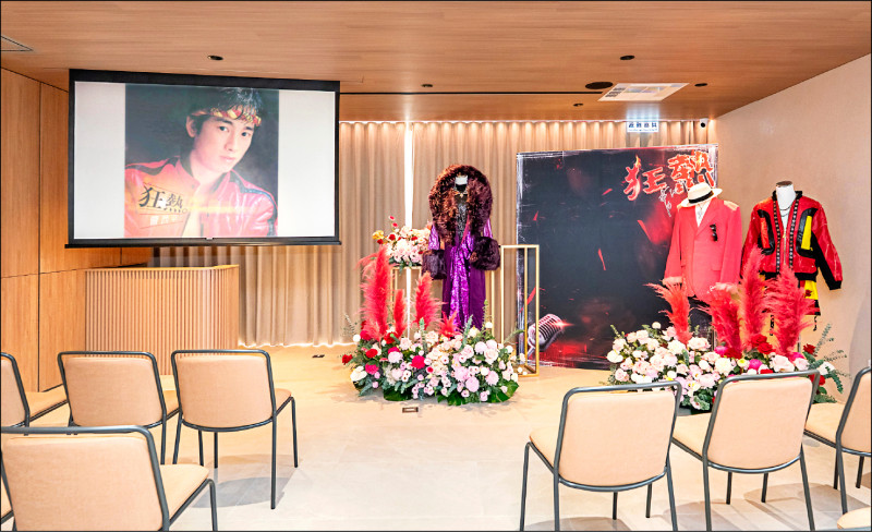 曹西平靈堂已設置完畢，以他生前的經典作品為主題呈現。（冬瓜行旅提供）