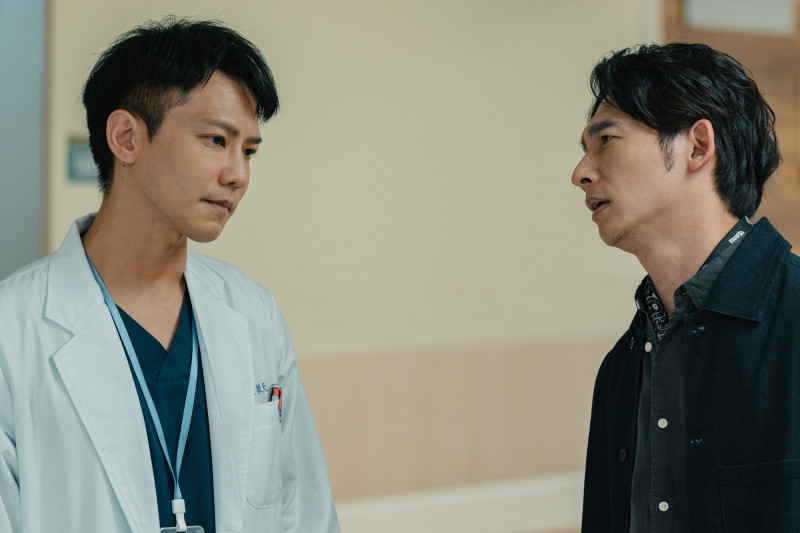 鄒承恩（左）在《整形過後》和温昇豪針鋒相對。（六魚文創提供）