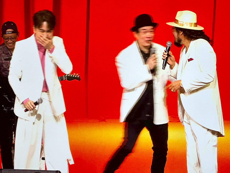 康康（中）與許志豪（左）主持壽宴，訪問張菲（右）效果十足。（翻攝臉書）