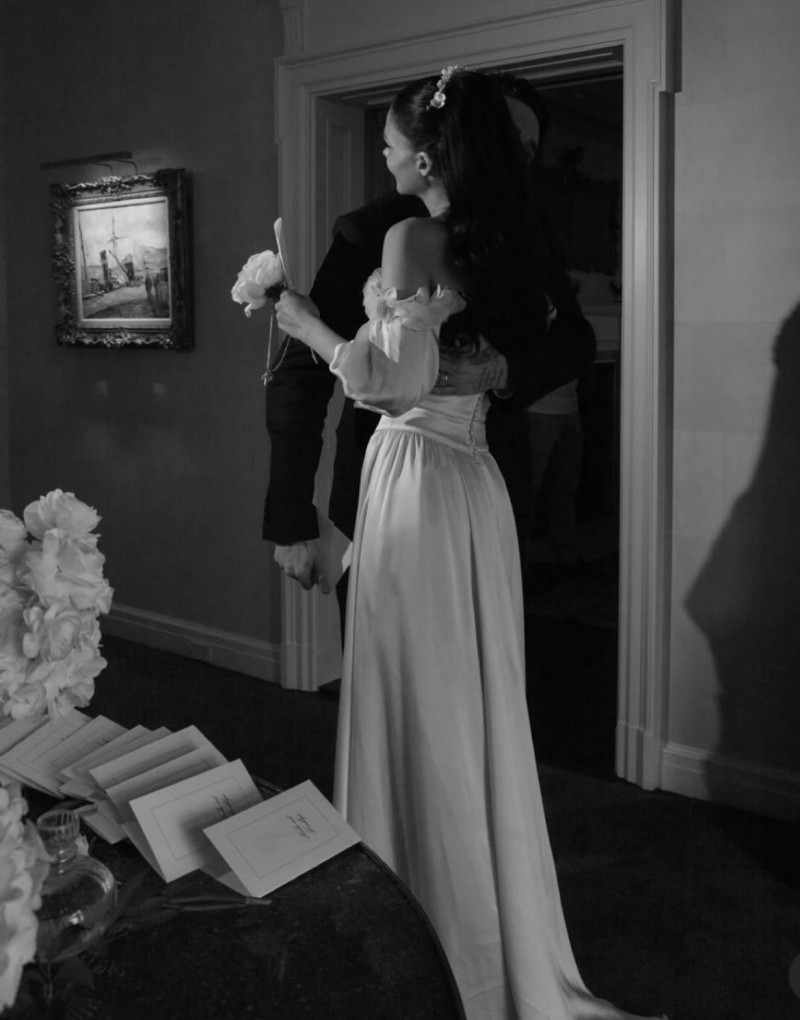 布魯克林（左）擁抱愛妻，放閃示愛。（翻攝自IG）