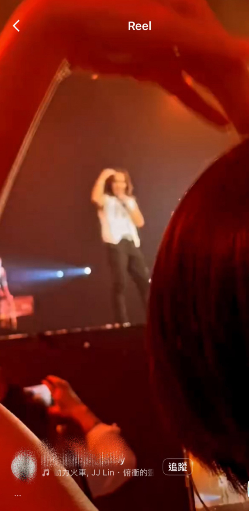 蕭煌奇愛妻過去曾去高雄追星動力火車演唱會，還向團員比出愛心。（翻攝自IG）