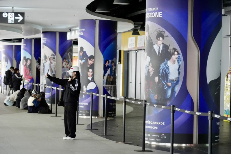 觀傳局推出一系列城市應援計畫，設置超吸睛的「金唱片卡司打卡柱」與金唱片卡司的「限定應援旗幟」，特別打造「台北限定金色燈海」，以象徵金唱片的燦爛光芒點亮大巨蛋周邊街道。（觀傳局提供）
