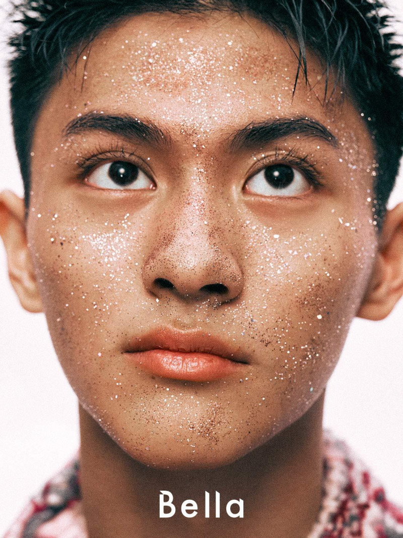 朱宥丞自認「神經大條」的性格，成了他在片場的生存技能。（《Bella儂儂》雜誌提供）