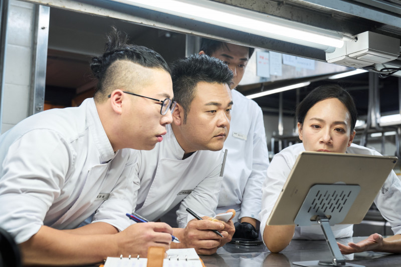《星廚之戰》四強第二場比賽。鄭淳豪（左起）、陳勇孝、Will高郁皓、Jessica。（華視提供）