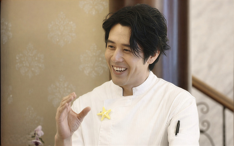 胡宇威面對一票熟識的朋友與演藝圈前輩，明顯緊張狀況連連。（華視提供）