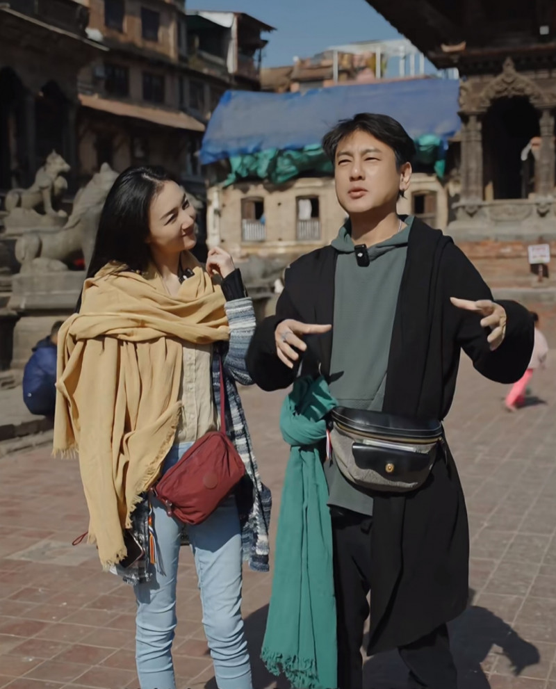 朱孝天（右）在「F3」開唱當天，在社群PO出他和老婆韓雯雯去尼泊爾旅行的影片。（翻攝自IG）