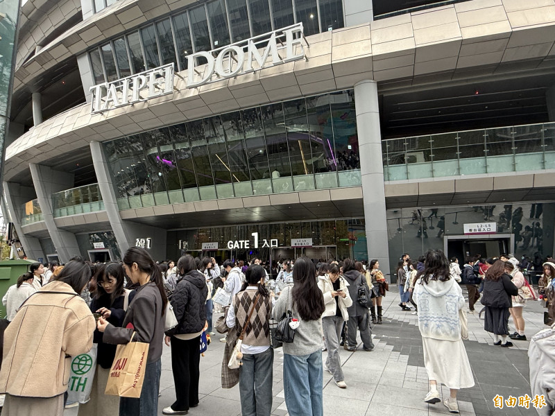 大巨蛋外也擠滿人潮。（記者孫唯容攝）
