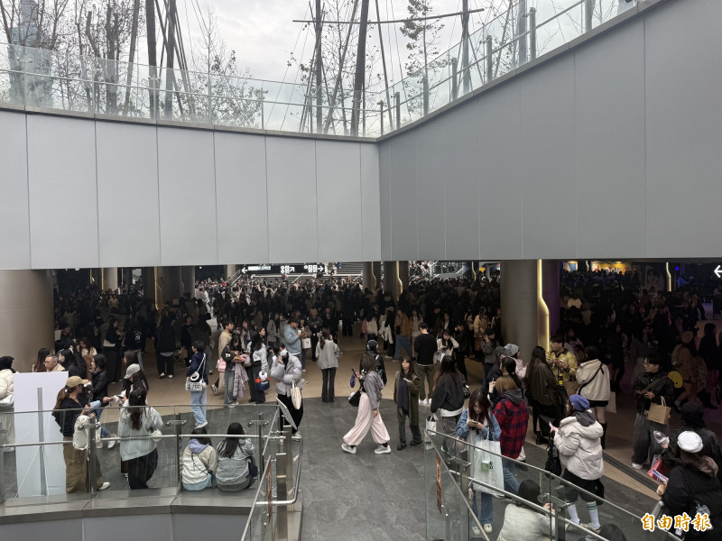 大巨蛋內擠滿粉絲。（記者孫唯容攝）