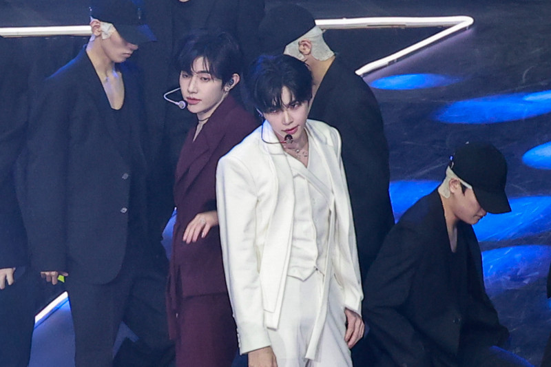 ZEROBASEONE章昊（左）、成韓彬為金唱片開場。（讀者提供）